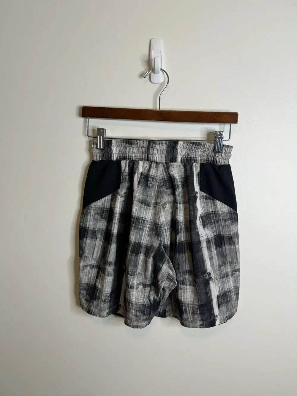 lululemon athletica Black and Gray Plaid Performance Shorts size small